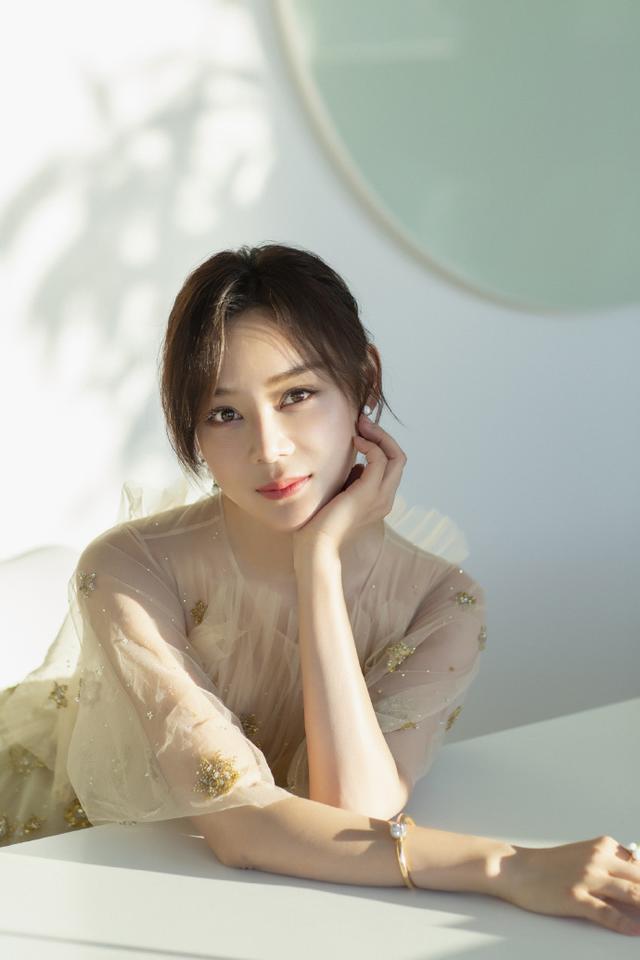 袁姗姗一袭裸粉曳地长裙 点缀夺目的紫色系珠宝 甜美俏丽优雅