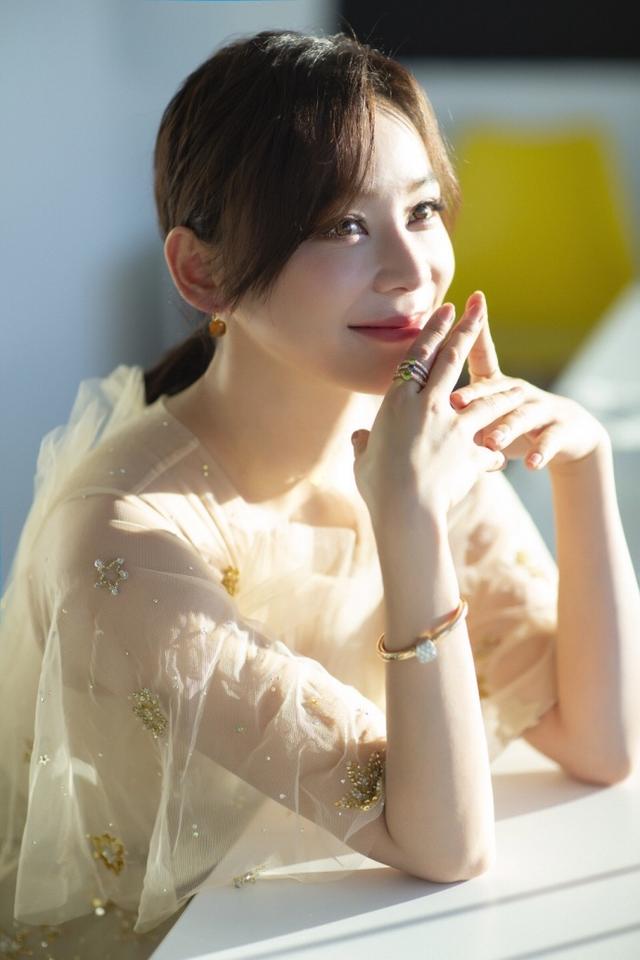 袁姗姗一袭裸粉曳地长裙 点缀夺目的紫色系珠宝 甜美俏丽优雅