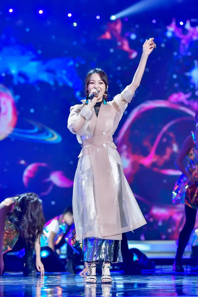 张韶涵跨年晚会美到发光更吸睛的是她的口红色号配色意想不到