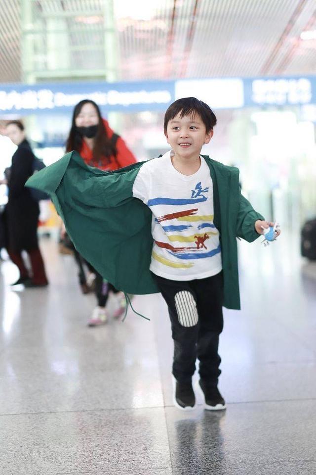 邓莎带儿子走机场,6岁大麟子彩色条纹衫搭绿风衣比妈妈还潮范