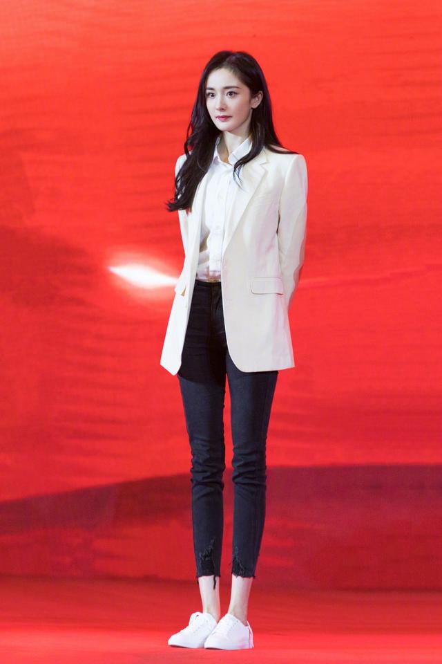 杨幂秀"漫画腿",穿7分牛仔裤配小白鞋,同框马伊琍不输气场