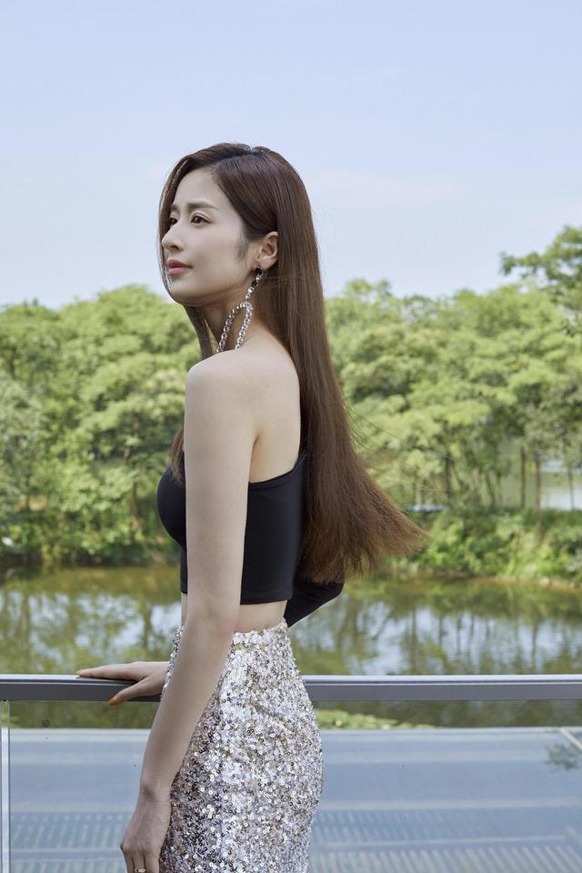 颖儿才是"美人鱼"身材,穿斜肩上衣配鱼尾半身裙,曲线美太真实