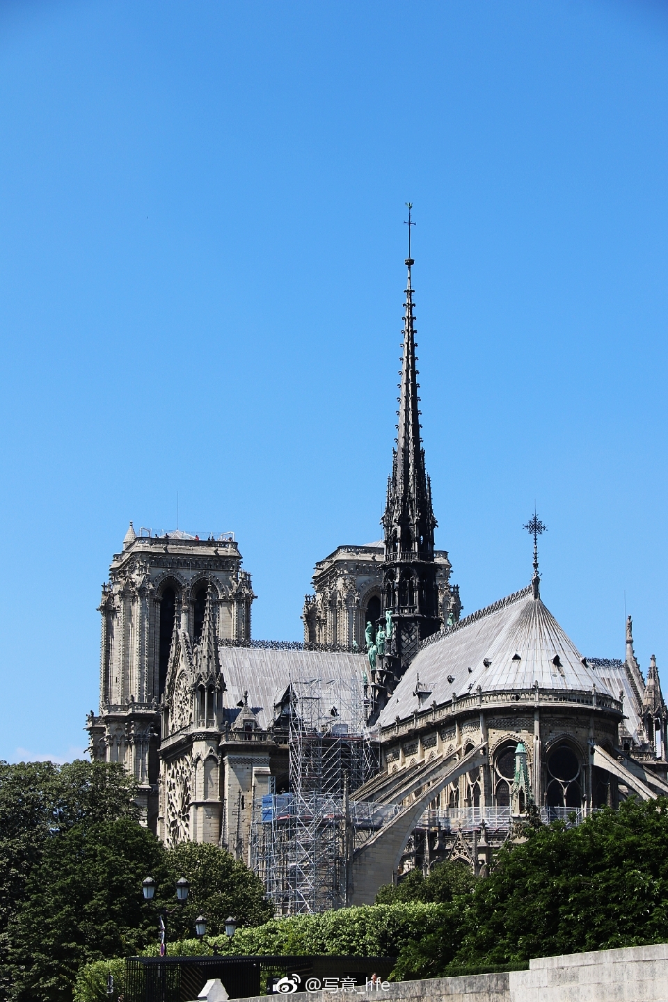 去年6月在塞纳河游船上看到的巴黎圣母院.当时因为时间紧