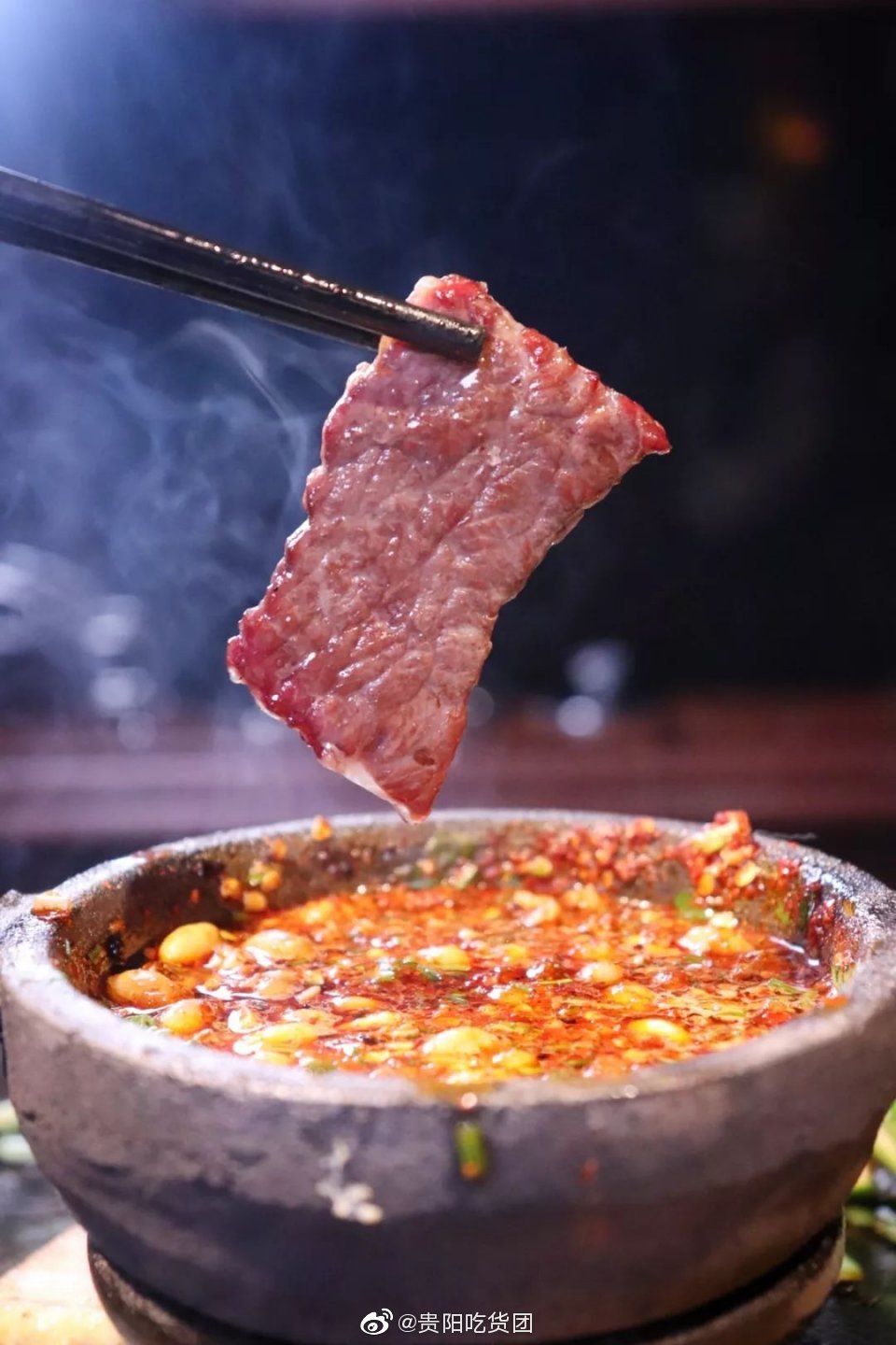 吃大方烙锅最重要的就是放在锅中间的这碗活油蘸水