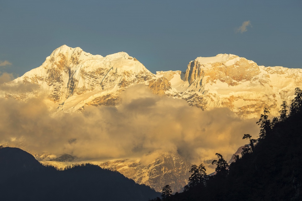 世界第八高峰马纳斯鲁峰日照金山图