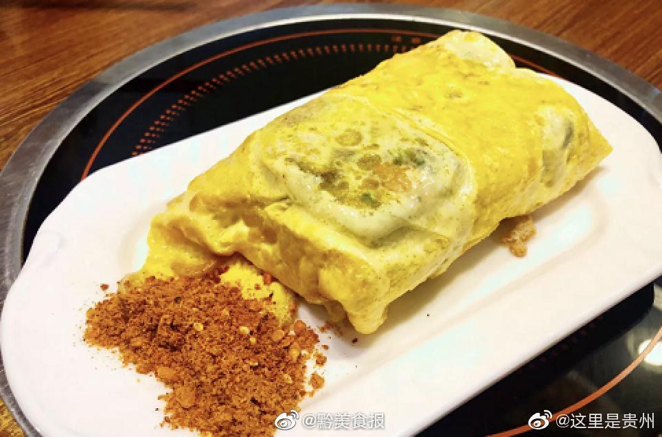 贵州特色小吃——蛋包洋芋,制作时,首先将打好的鲜鸡蛋铺到平底锅_高