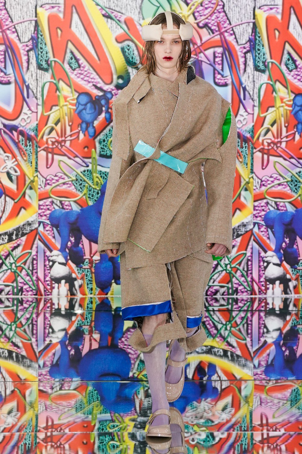 (martin margiela) 是一位以解构主义设计风格而闻名的服装设计师