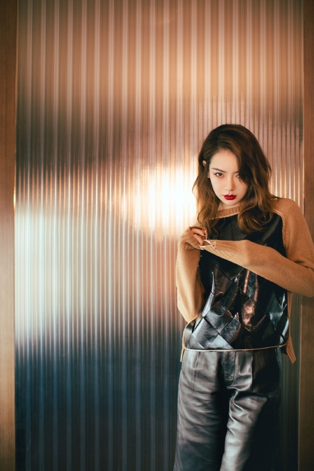 气质美女戚薇冷艳妖娆性感时尚写真