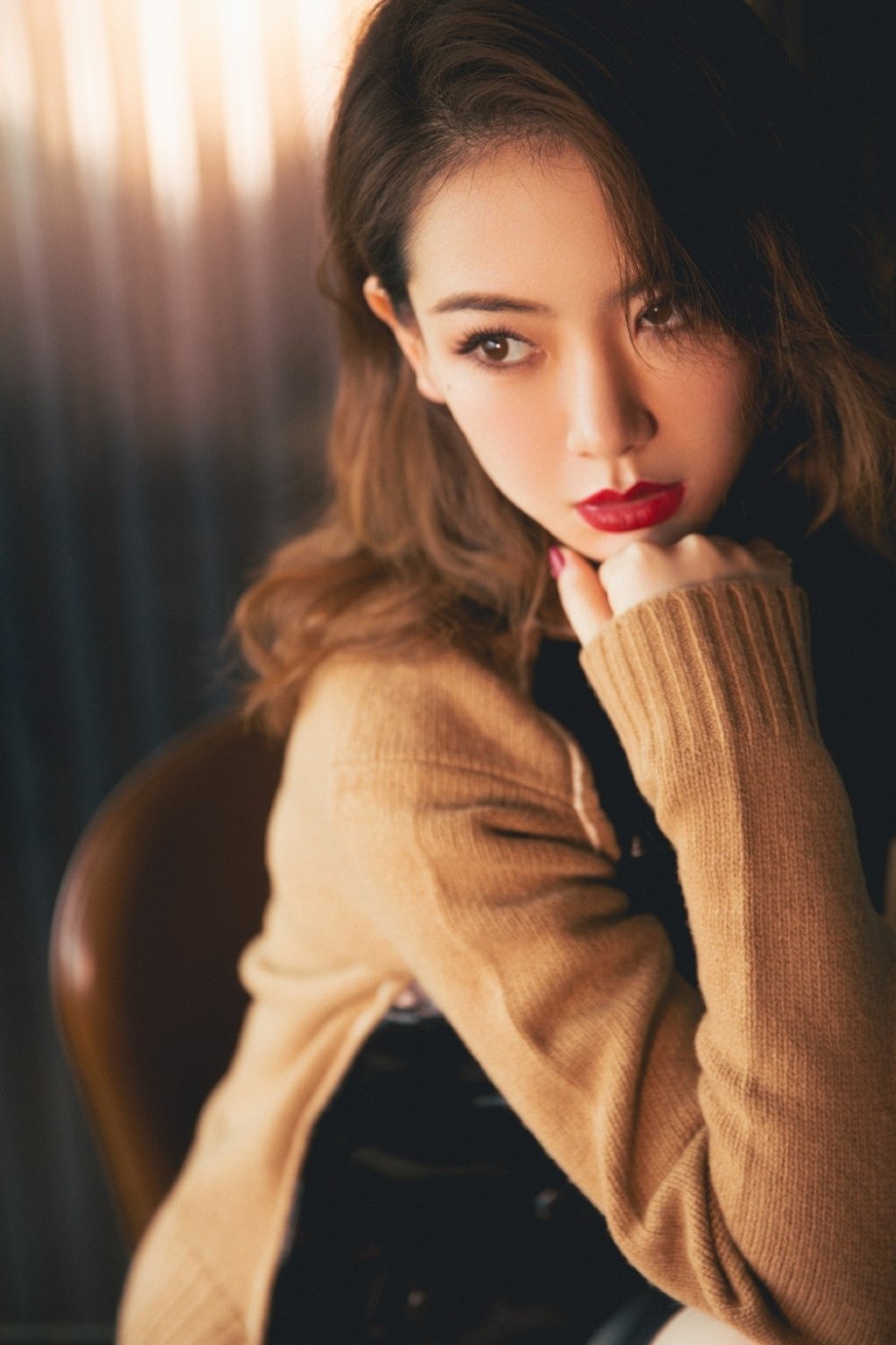 气质美女戚薇冷艳妖娆性感时尚写真