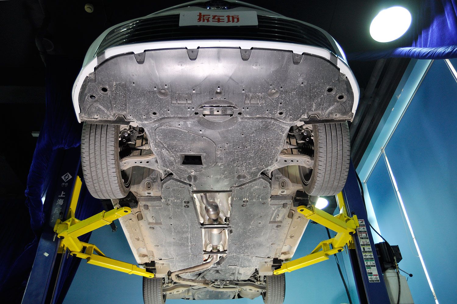 八代凯美瑞双擎顶配底盘解析 个性运动的外观又会搭配怎样的底盘