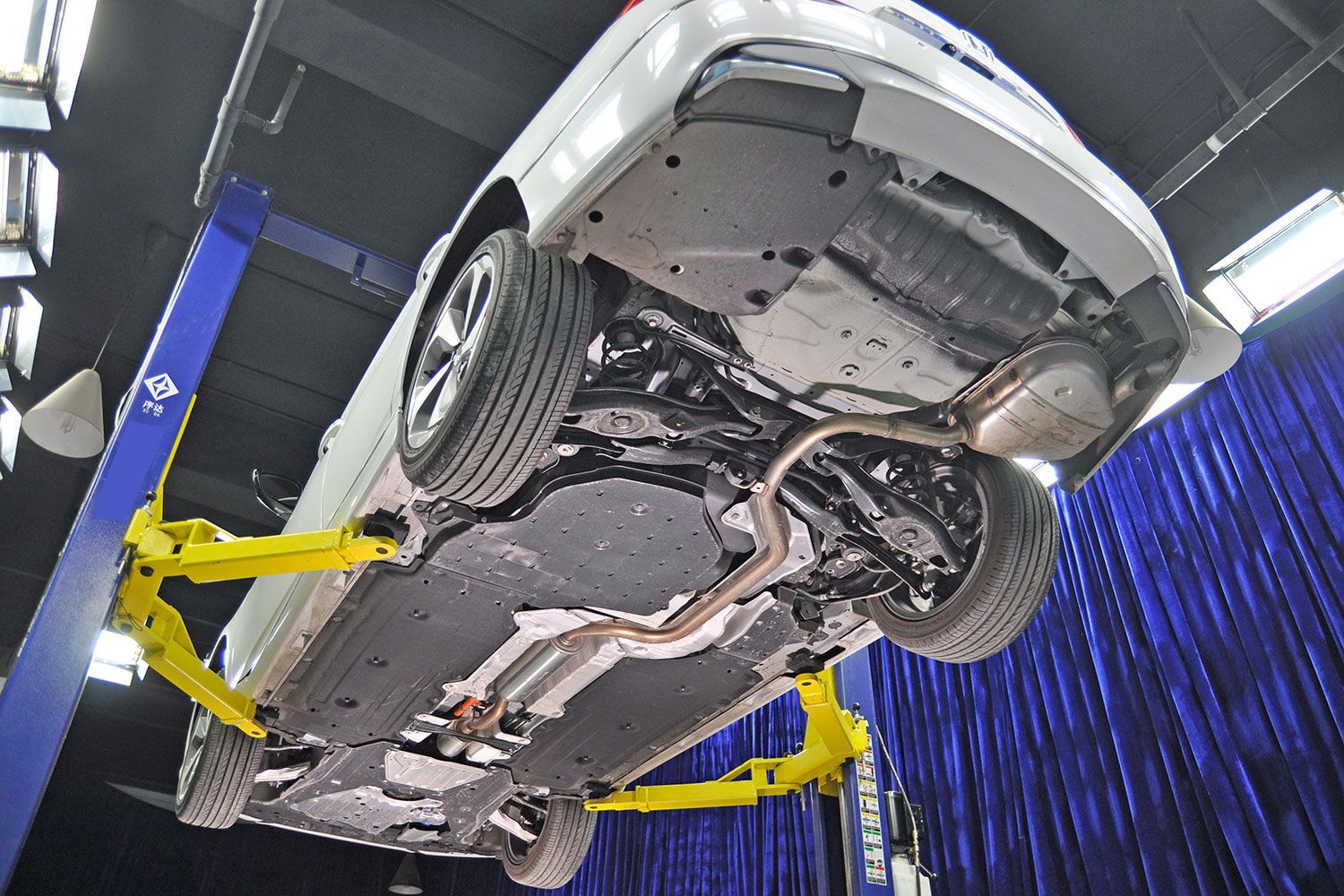 整体来看,八代双擎凯美瑞底盘防护相当到位,无论是护板覆盖面积,还是