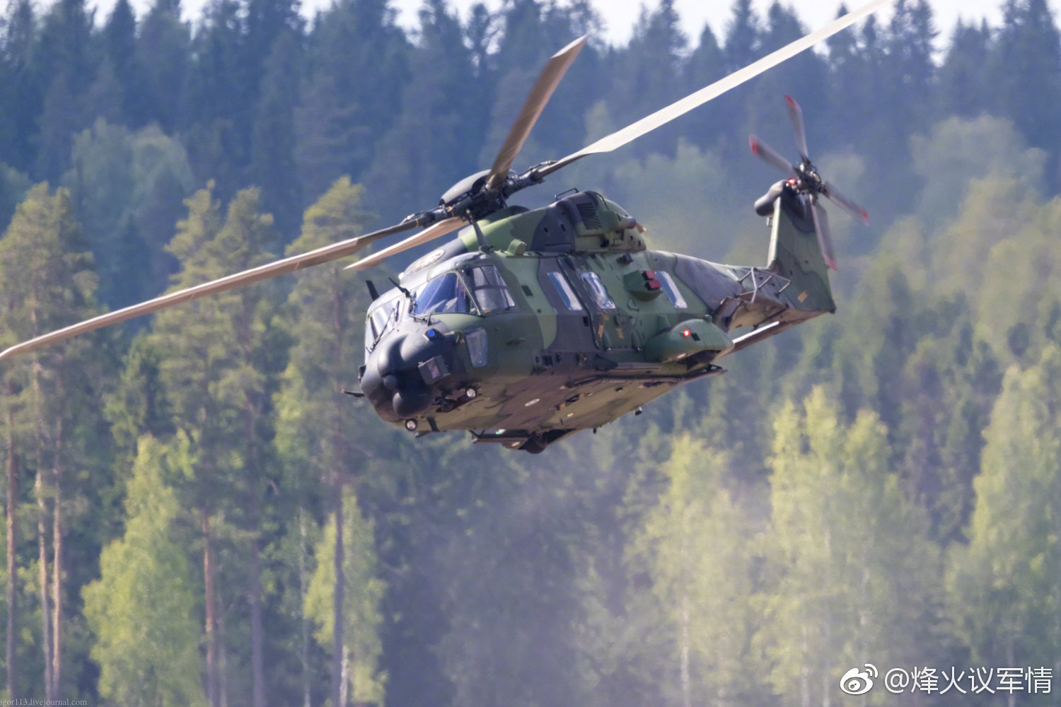 nh90军用直升机的飞行姿态和机身局部细节