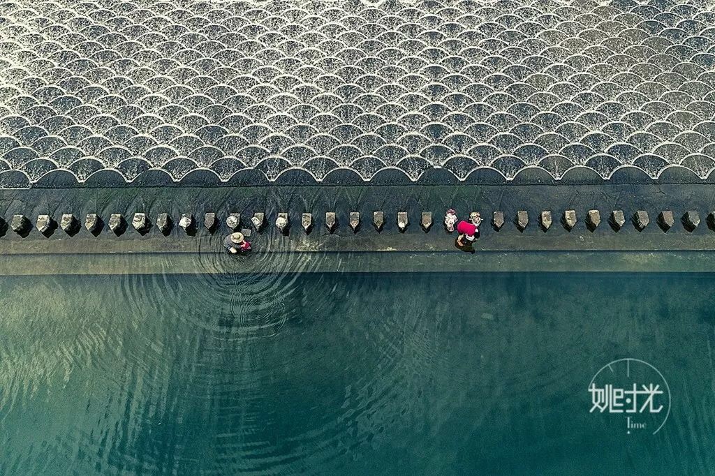 水泥浇筑的矴步,蜿蜒曲折的叠式堰坝,就像龙鳞一样