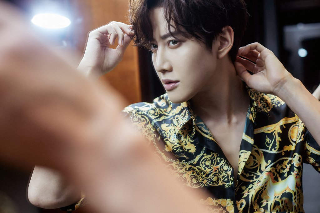 mike身着西装帅气亮相,不要再撩头发了,来撩我吧!