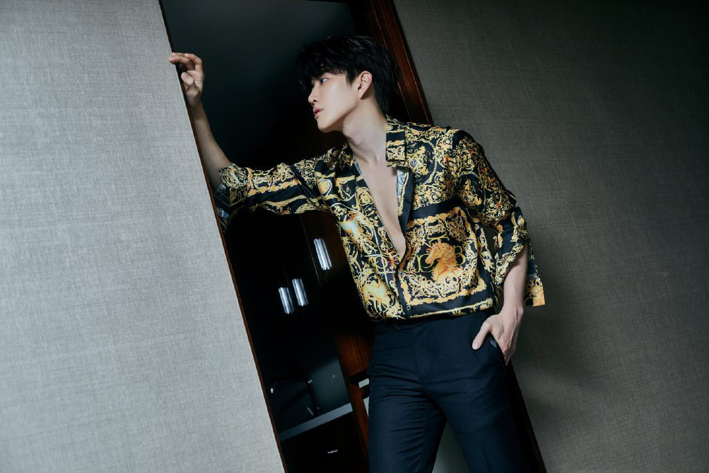 mike身着西装帅气亮相,不要再撩头发了,来撩我吧!