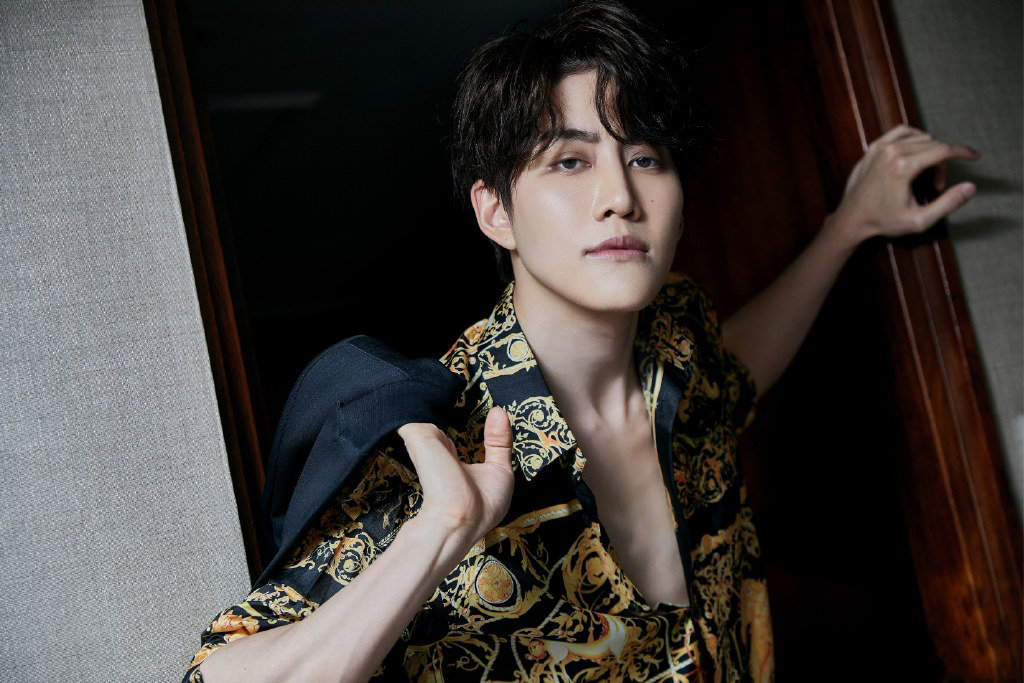 mike身着西装帅气亮相,不要再撩头发了,来撩我吧!