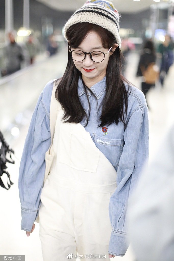 戴着圆圆的黑框眼镜和毛线帽,小豆子真是太萌了~@李子璇全球后援会