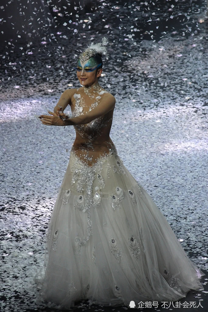 60岁杨丽萍晒背影照,腰肢纤细令人羡慕,自曝还要继续减肥