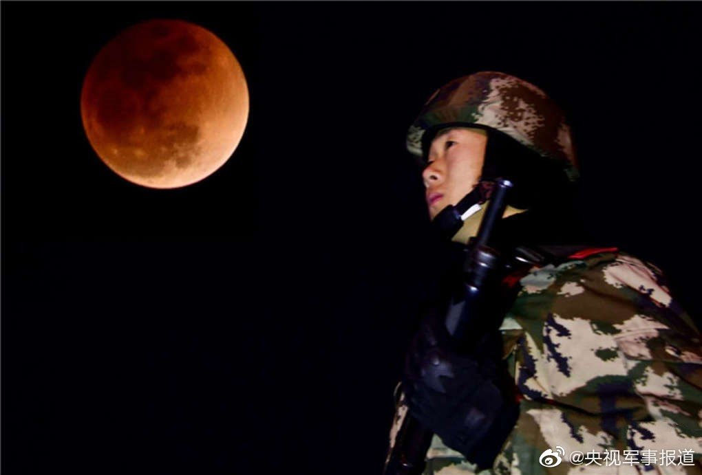 他穿着一身军装.