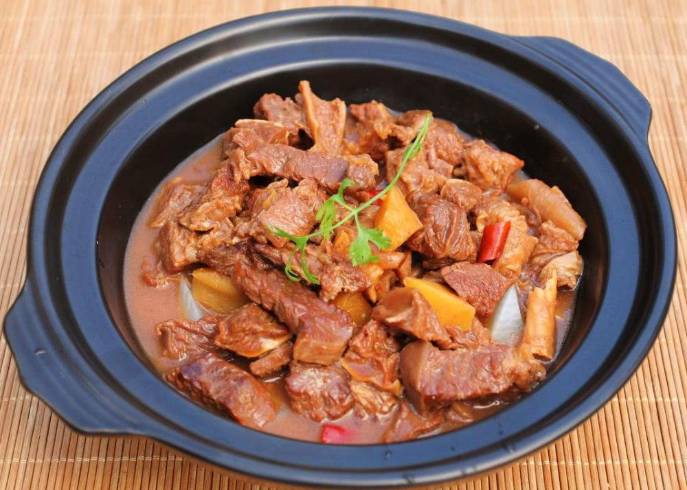 炖牛腩时不要直接下锅炖,提前加1个步骤,牛腩软烂可口还不腥