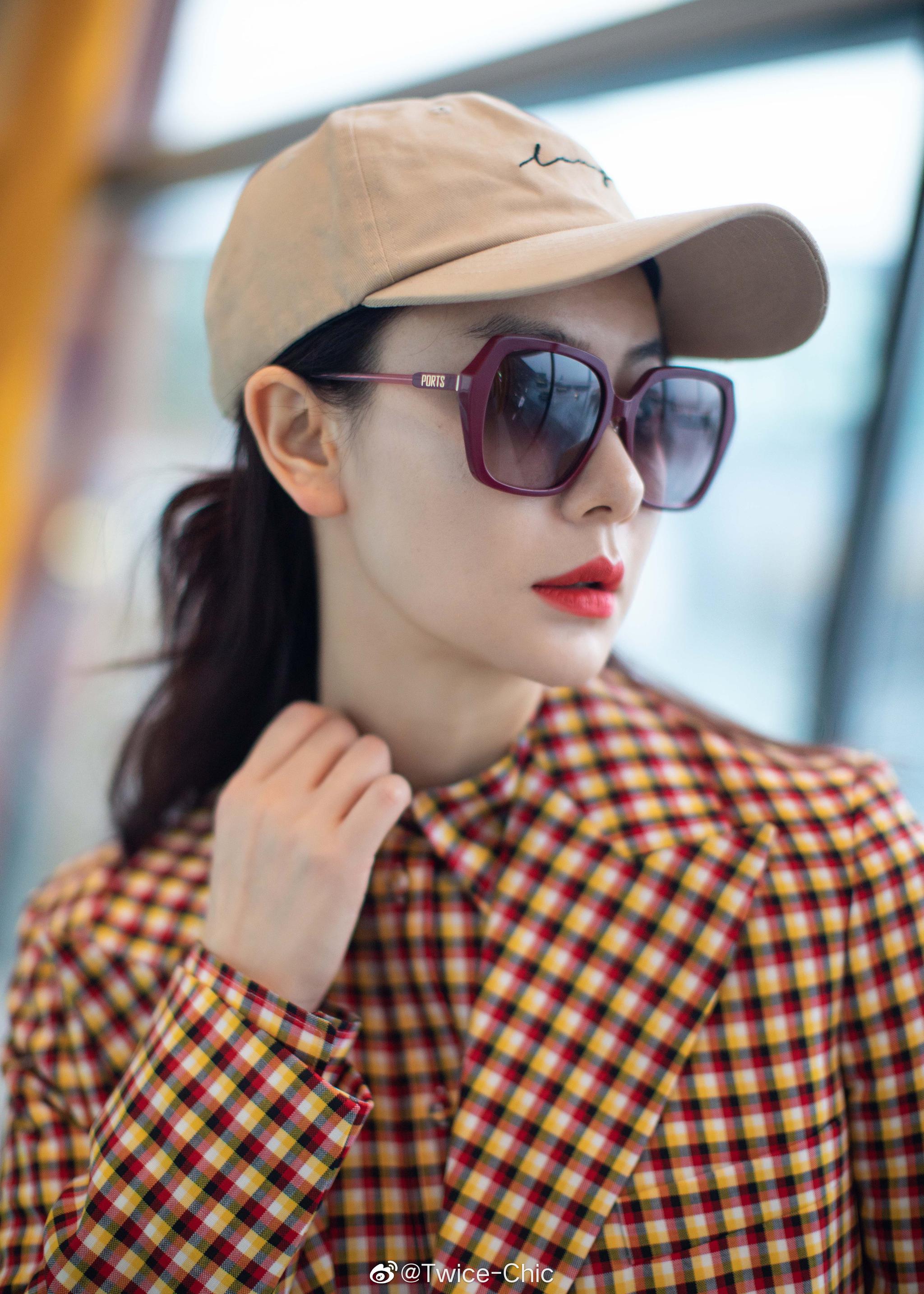 戚薇今日身着格纹西服套装搭配鸭舌帽|鸭舌帽|戚薇|格纹_新浪新闻