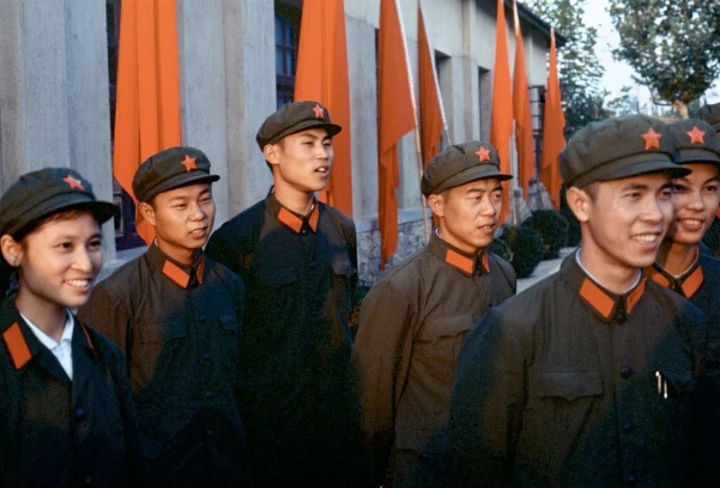 帽徽和红领章被奉为神圣的革命标志物,由此带动了席卷中国大地的军装