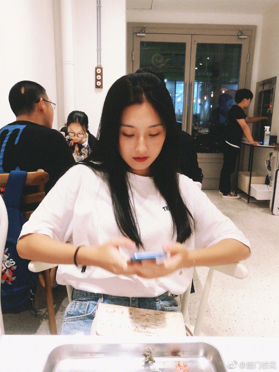 她叫陈佳琳99年毕业于厦门六中现就读于海口经济学院