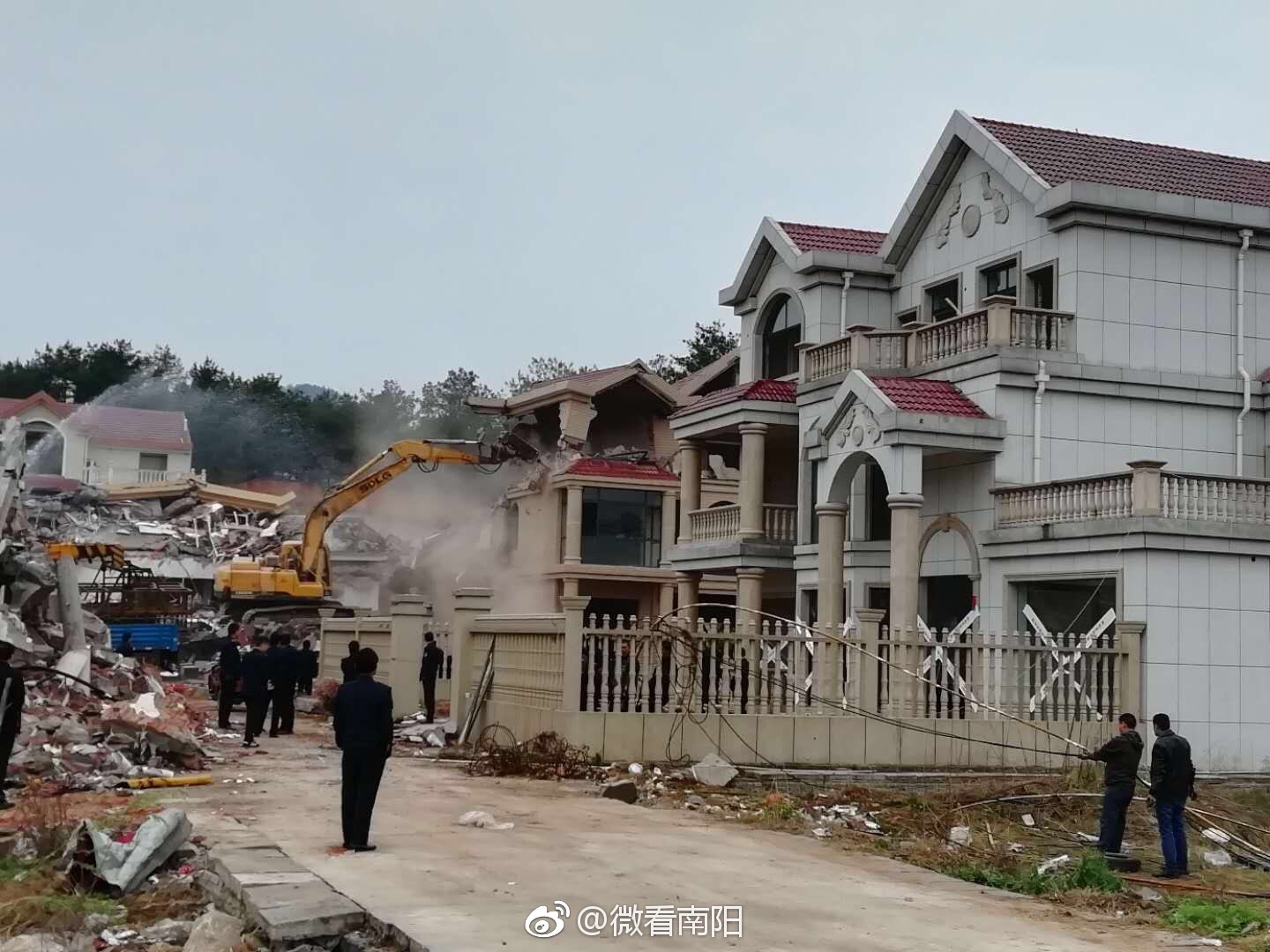 南阳依法依规拆除11栋违建别墅