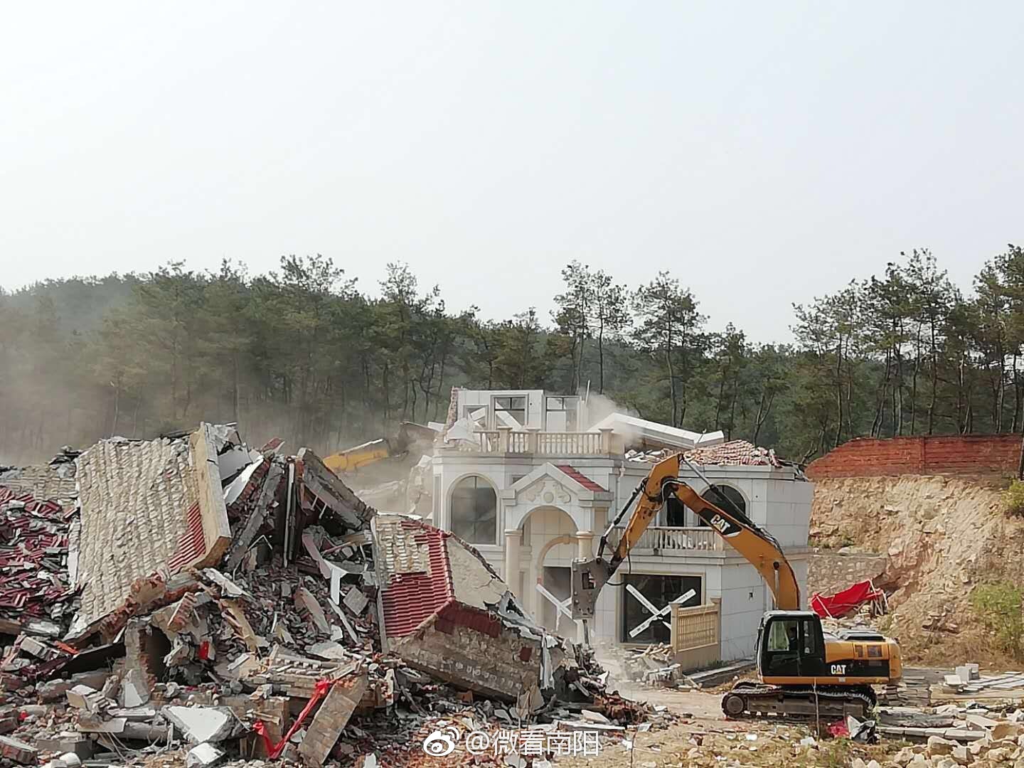 南阳依法依规拆除11栋违建别墅