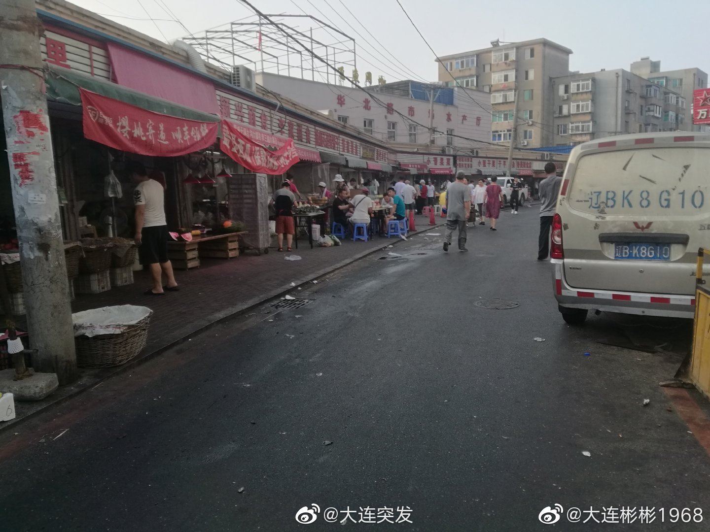 26日早网友吐槽,刘家桥至华北路市场外一条街的路上,脏乱差十分明显