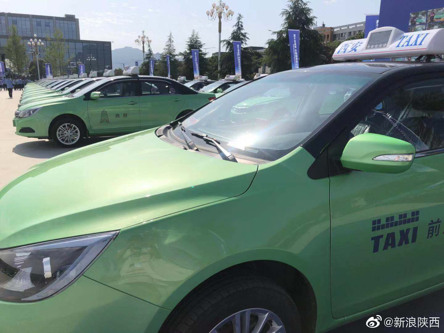 本次更新的纯电动出租汽车选用了比亚迪e5车型,车身为荷叶绿加黑色