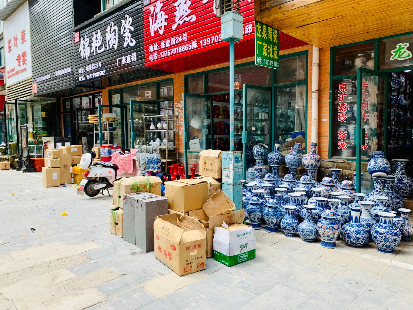 ""批发80元,零售90元……" 在景德镇市国贸陶瓷广场内,每天不仅充斥着