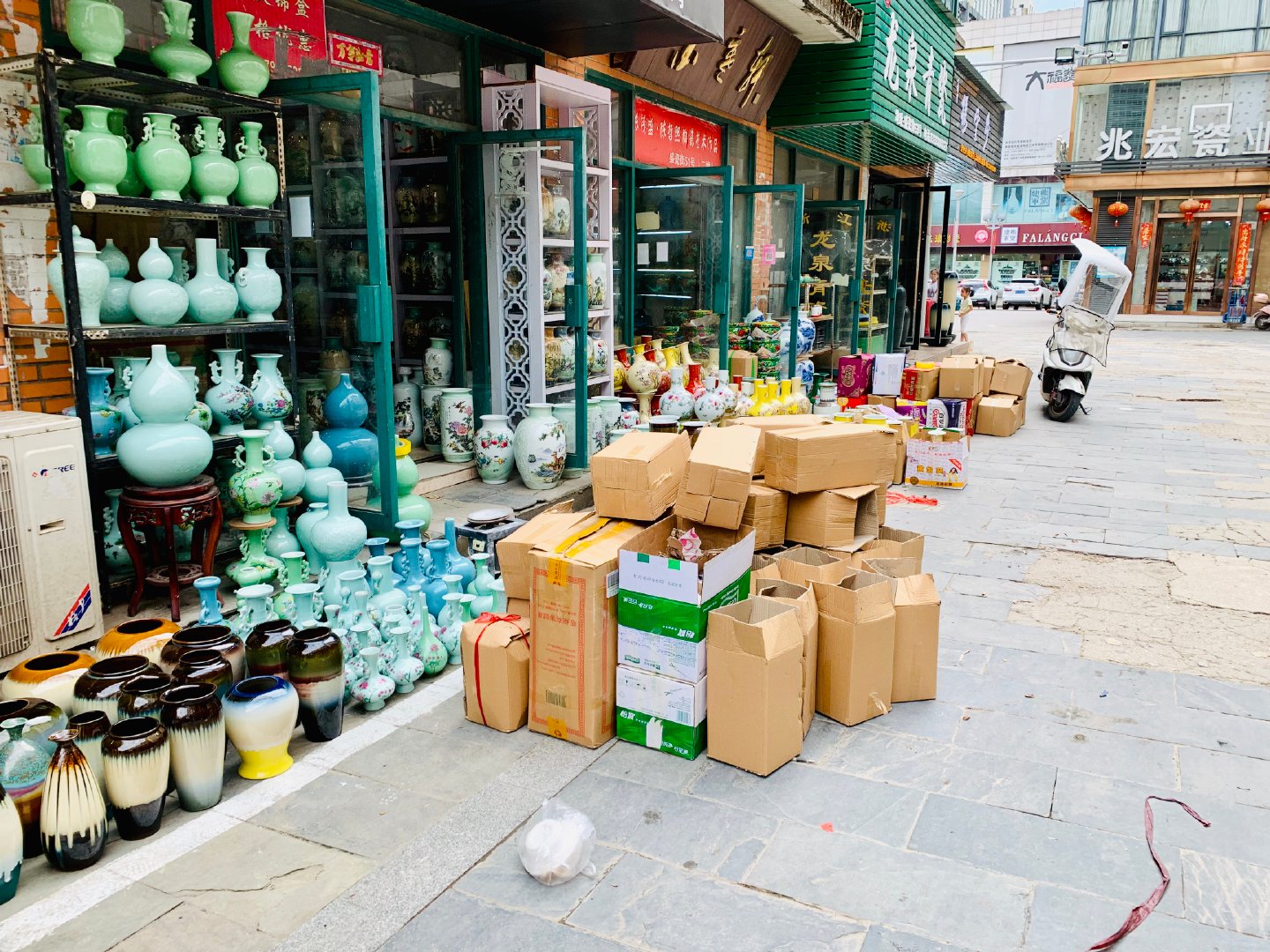 ""批发80元,零售90元……" 在景德镇市国贸陶瓷广场内,每天不仅充斥着