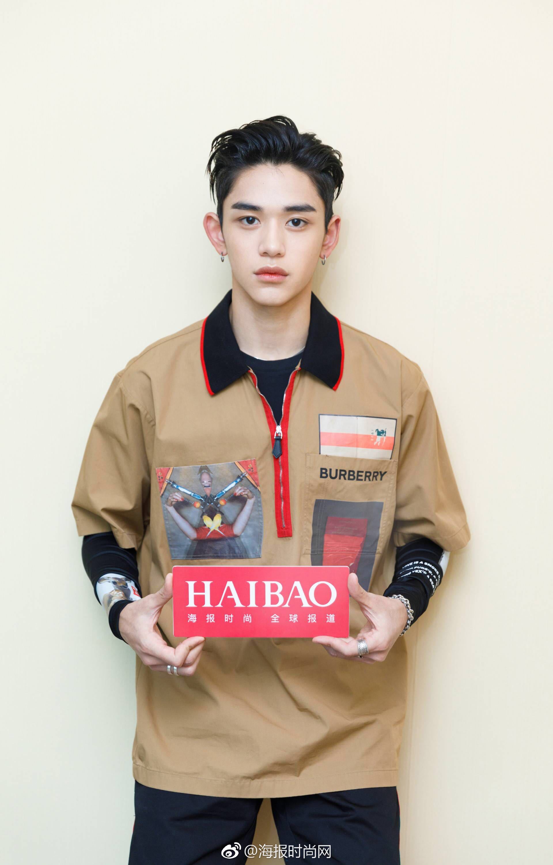 新成员 @威神v_黄旭熙_lucas 出席 @burberry 2019春夏系列 "kingdom