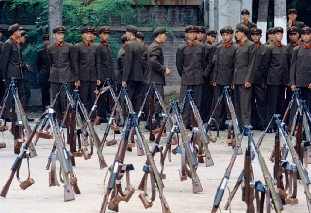 六五式军服具有特色的红五星帽徽和红领章被奉为神圣的革命标志物