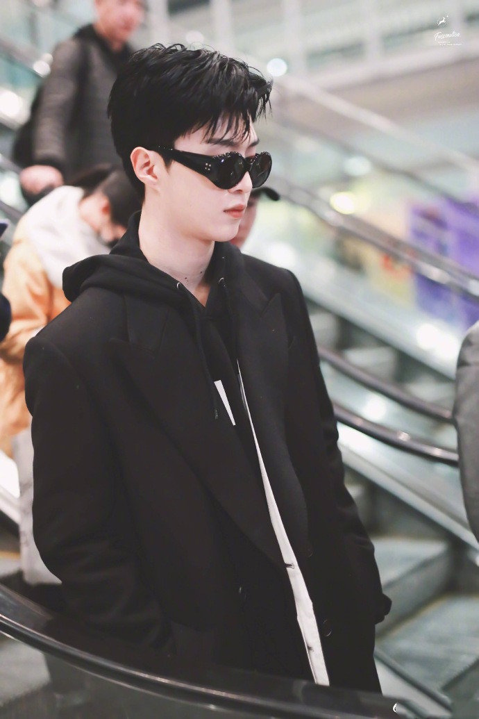 范丞丞机场出发前往巴黎时装周,这也是福西西的首次时装秀