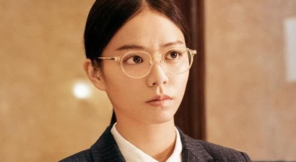 还记得《西虹市首富》的夏竹吗?把眼镜摘下来后