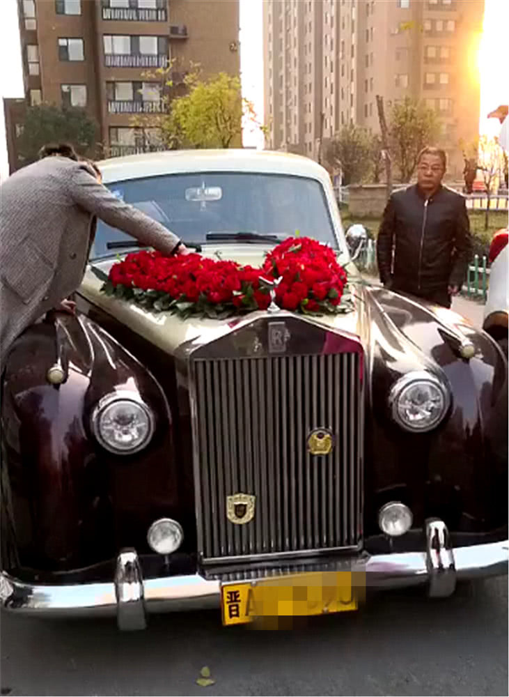 实际上是一辆价值38万左右的青岛索尔汽车,落地43万不到,定位礼仪车