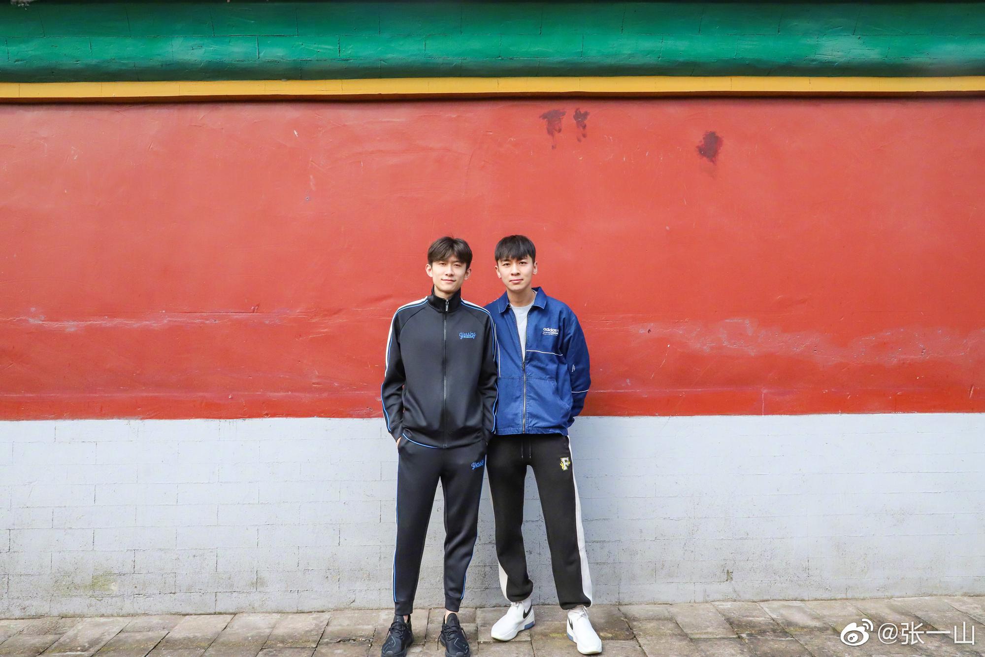 张一山魏健隆咱俩儿也算是一起同过窗一起剃过光了