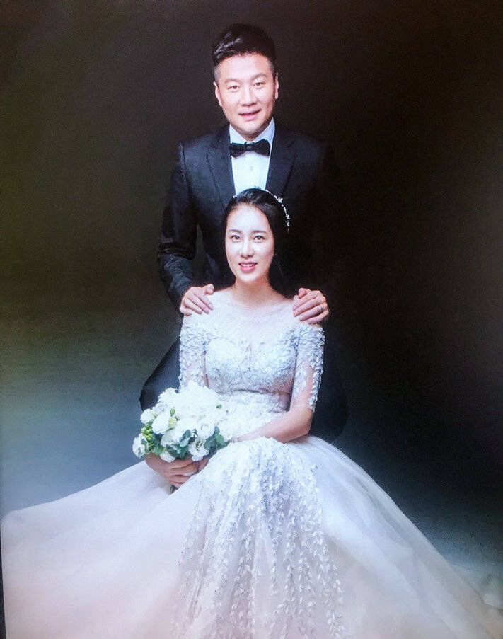 41岁李金羽沈阳大婚妻子不是殷桃是普通人抱1岁半儿子金豆亮相