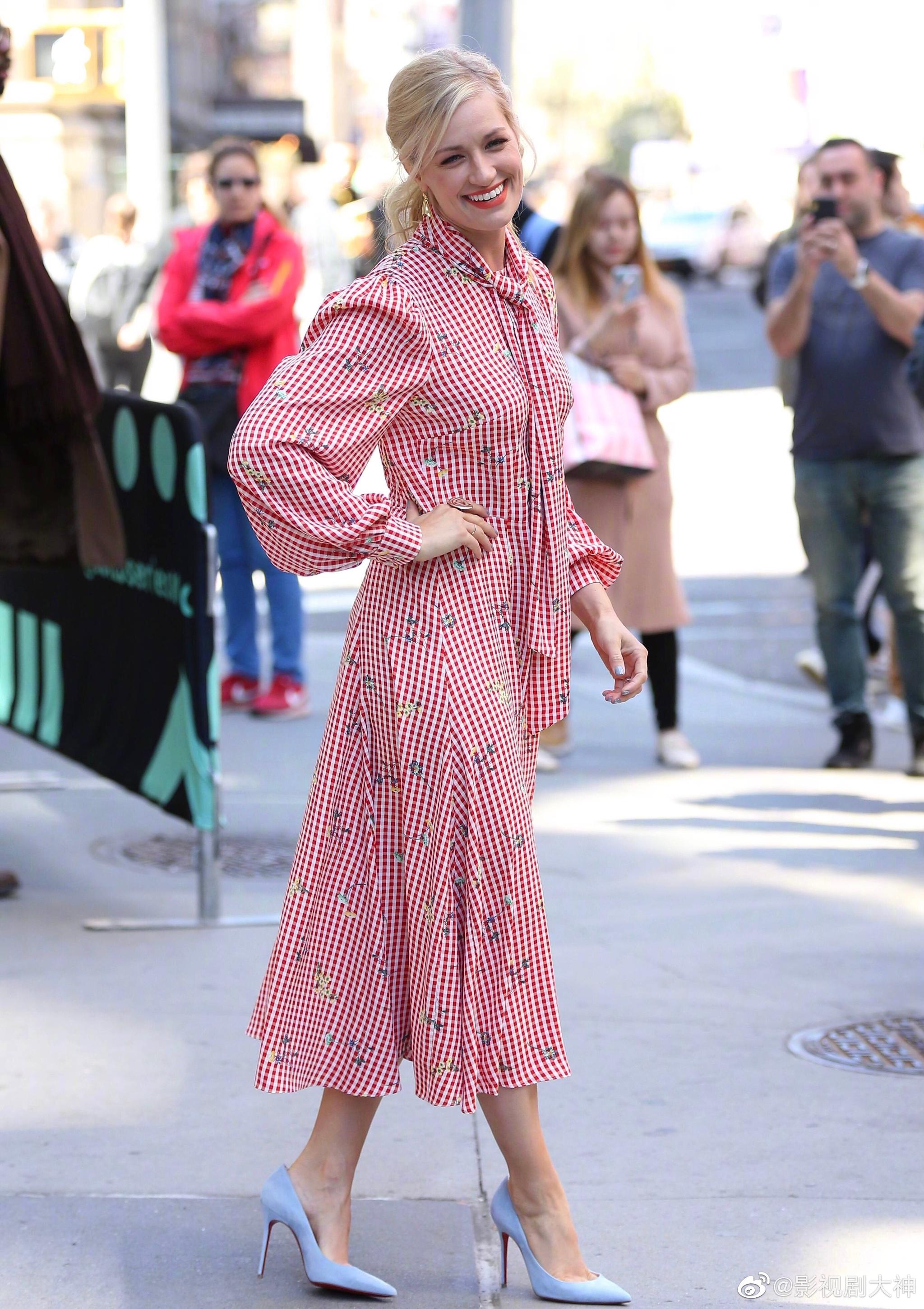 《破产姐妹》中饰演卡洛琳的贝丝·比厄将和马丽主演双女主动作喜剧片