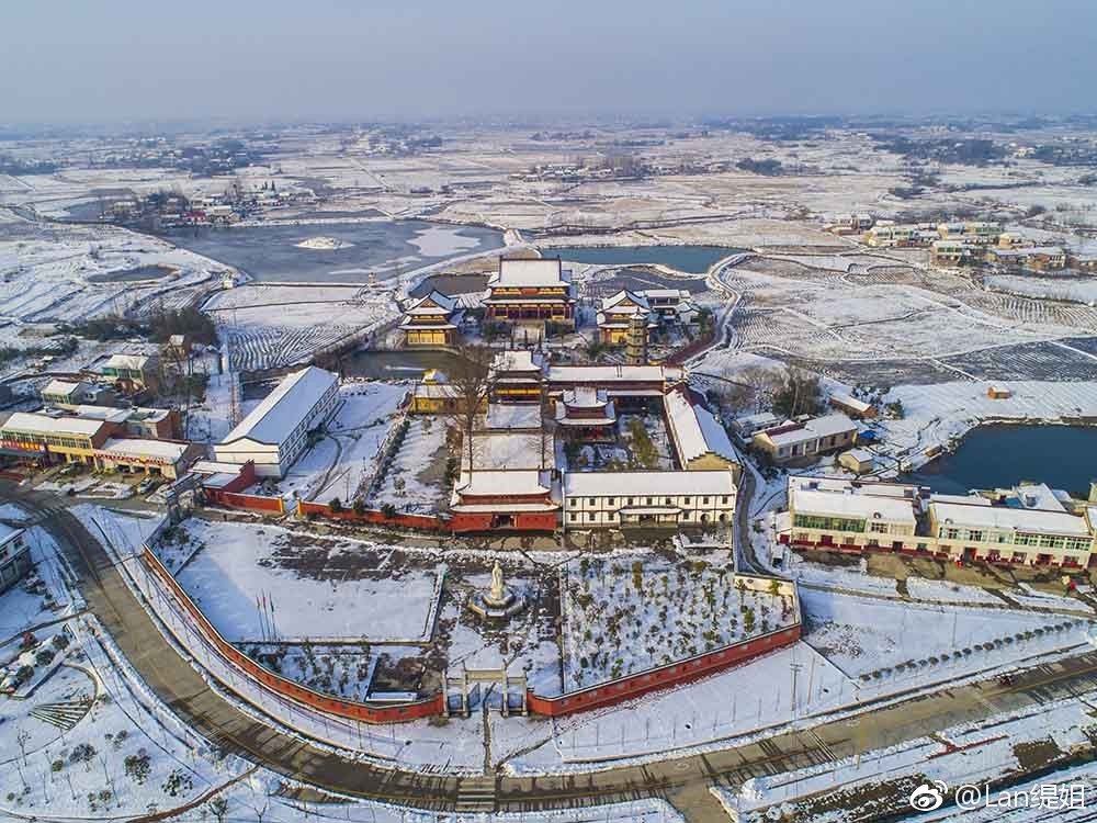 雪后的六安昭庆寺,晚霞斜映下,一切都显得那么的肃穆