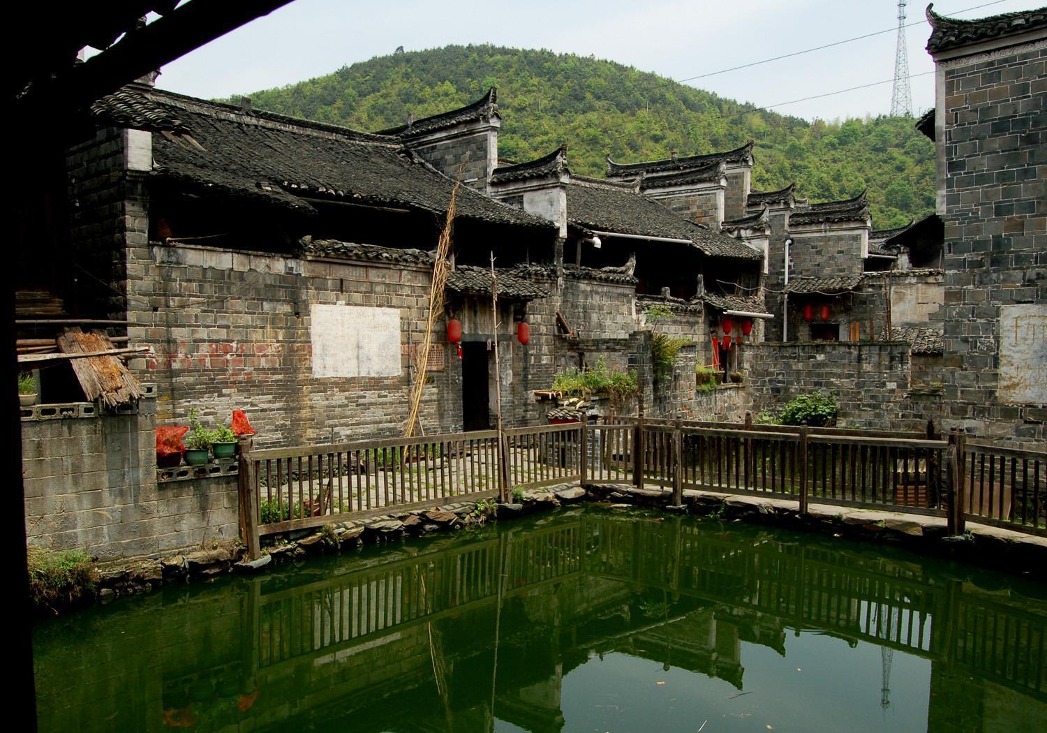 在湖南这片土地上就不乏这样的村落,除了芙蓉镇,里耶古镇这样的知名地