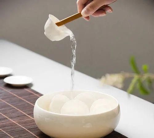 茶洗 一位勤劳的朋友,帮助我们倒茶叶沸水,或者清洗茶具.