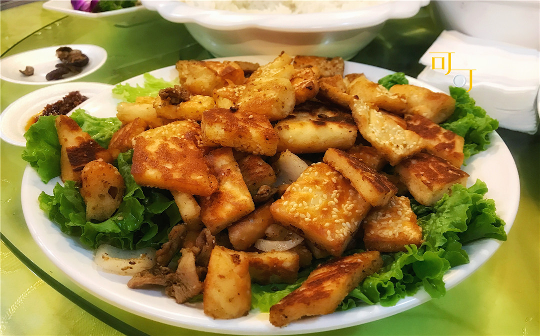 新疆游的最后一顿晚餐,羊肉炒馕非常好吃,团队餐也能找出乐趣