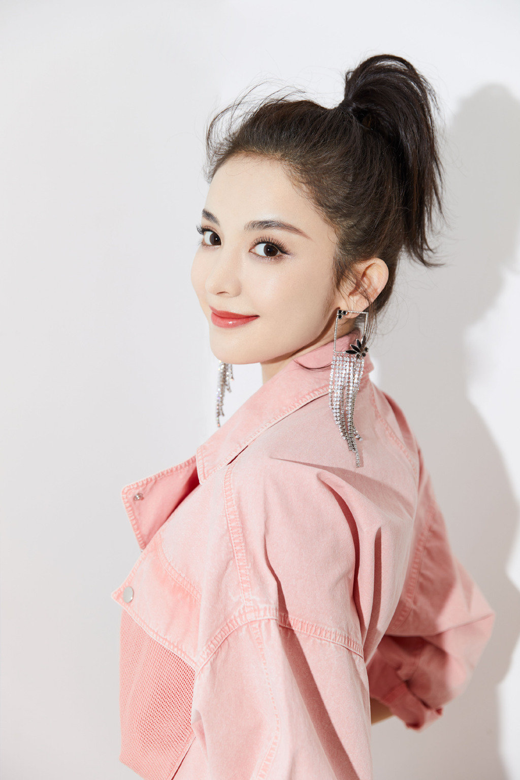 古力娜扎综艺造型美出天际,夸张耳饰成亮点,又萌又靓