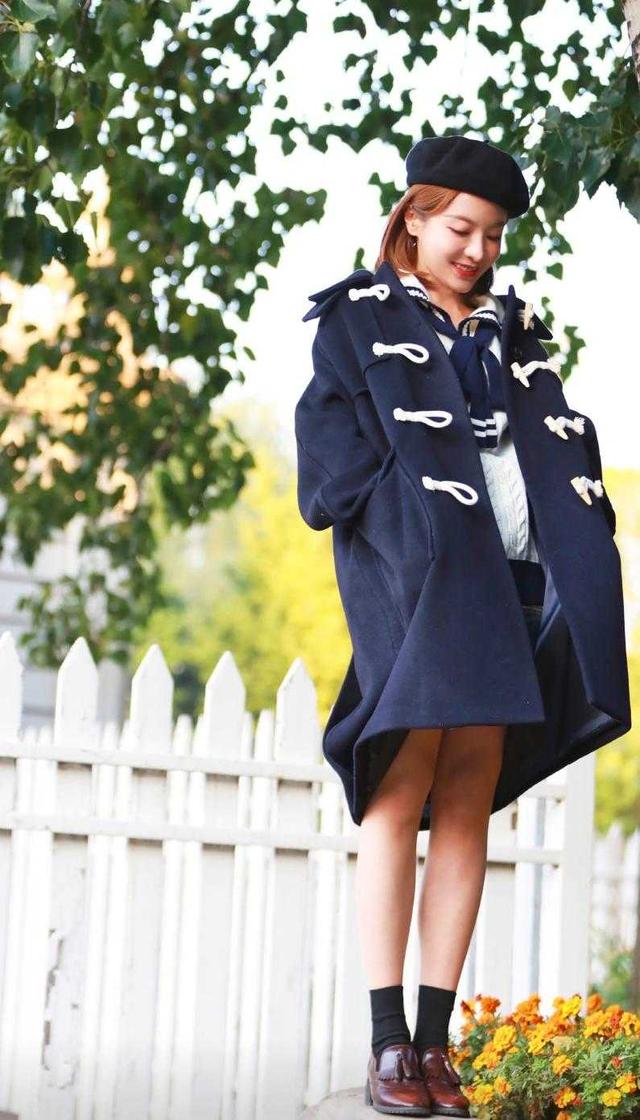 被贡米美到,穿牛角扣大衣配格纹短裙 贝雷帽,秒变"校园女神"