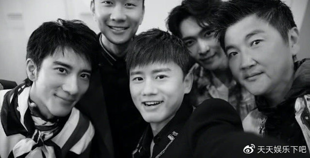 陈伟霆张艺兴同台表演,单人舞蹈部分很炫酷,张杰唱歌功底受肯定!