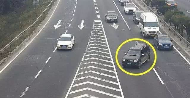 > 正文     高速上有很多岔路口,虽然现在导航的普及率已经很高,精度