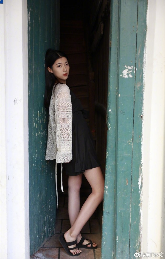 她叫程青怡,99年,就读于厦门大学,身高168cm,白羊